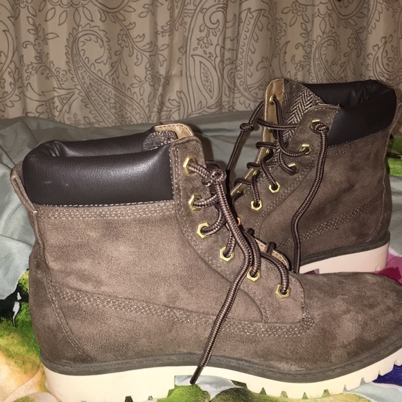 Boots - Picture 3 of 6